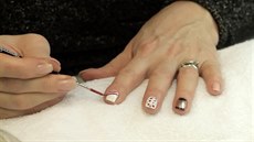 Tamara Rotterová předvádí sváteční trendy ve zdobení nehtů. Tamara Rotterová předvádí sváteční trendy ve zdobení nehtů.