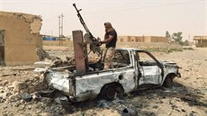 Voják z iráckých bezpenostních sil demontuje po náletech v provincii Anbár...