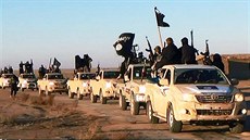 Kolona vozidel s bojovníky Islámského státu v provincii Anbar v Iráku v roce...
