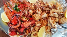 Smaené plody moe z pístavní restaurace na Malt. Kalamáry i krevety byly...
