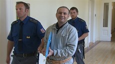 Obžalovaný Iránec Behrouz Dolatzadeh u Městského soudu v Praze (2. 5. 2013) Obžalovaný Iránec Behrouz Dolatzadeh u Městského soudu v Praze (2. 5. 2013)