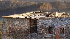 Na vrcholu zdí zíceniny hradu Krakovec odborníci v tchto dnech budují...