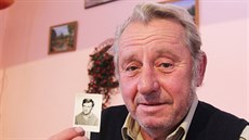 Stanislav Faktor (1953) ukazuje fotografii svého bratra Františka (1951),... Stanislav Faktor (1953) ukazuje fotografii svého bratra Františka (1951),...