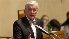 Josef Fiala hovoří k senátorům při projednávání návrhu prezidenta na jeho... Josef Fiala hovoří k senátorům při projednávání návrhu prezidenta na jeho...