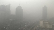 Smog v Pekingu vzniká ze zplodin automobil a spalování uhlí pi vytápní dom...