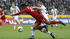 Nico Elvedi z Mönchengladbachu se snaí zastavit Kingsley Coman z Bayernu...