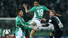 Patrik Schick (vlevo) a Jhon Mosquera z Bohemians v souboji s jabloneckým...