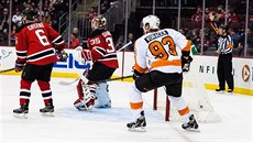 Jakub Voráček číhá na přihrávku u branky New Jersey. Jakub Voráček číhá na přihrávku u branky New Jersey.