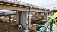 Pohled na třetí patro tvořené silnicí R35 z nájezdové rampy. Pohled na třetí patro tvořené silnicí R35 z nájezdové rampy.