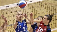 Nahrávačky Markéta Uhrová z Frýdku-Místku (vlevo) a Kateřina Valková z Ostravy... Nahrávačky Markéta Uhrová z Frýdku-Místku (vlevo) a Kateřina Valková z Ostravy...