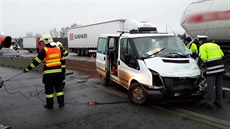 Řidič dodávky se na rušné silnici zřejmě otáčel, přehlédl ale přijíždějící... Řidič dodávky se na rušné silnici zřejmě otáčel, přehlédl ale přijíždějící...