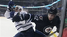 Roman Polák (vlevo) z Toronta a Drew Stafford z Winnipegu se petlaují u...