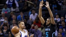 Steph Curry (vlevo) z Golden State hledá spoluhráče, Nicolas Batum z Charlotte... Steph Curry (vlevo) z Golden State hledá spoluhráče, Nicolas Batum z Charlotte...