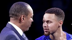 Steph Curry (vpravo) a Dell Curry. Hvzda Golden State se zdraví se svým otcem,...