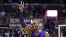 Kobe Bryant z LA Lakers zdraví fanouky Washingtonu.