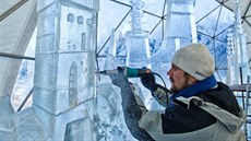 Ledosochaři v Krkonoších tvoří postavy a stavby, které budou v klimatizovaném... Ledosochaři v Krkonoších tvoří postavy a stavby, které budou v klimatizovaném...