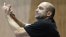 Kouč mosteckých házenkářek Peter Dávid udílí pokyny. Kouč mosteckých házenkářek Peter Dávid udílí pokyny.