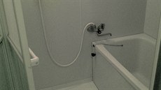 Do koupelny se vela vana i improvizovaný sprchový kout. 