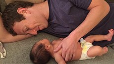 Mark Zuckerberg s dcerou Max (9. prosince 2015)