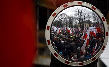 Proti vlád PiS protestovaly v prosinci tisíce lidí, ohrouje prý demokracii.