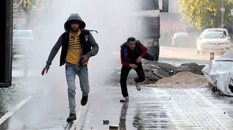 Proti operaci vládních sil ve mst Diyarbakir protestovalo nkolik tisíc lidí...