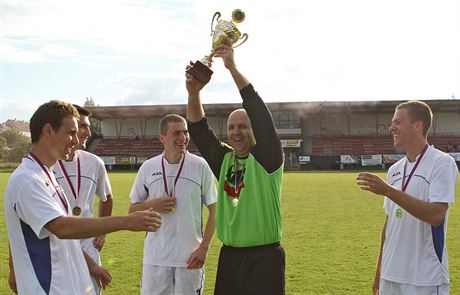 Takhle se v lét roku 2014 radovali havlíkobrodtí fotbalisté z postupu do divize.