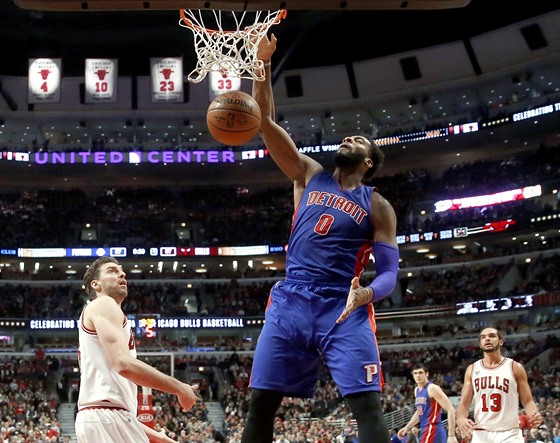 V utkání s Chicagem smeuje Andre Drummond z Detroitu.