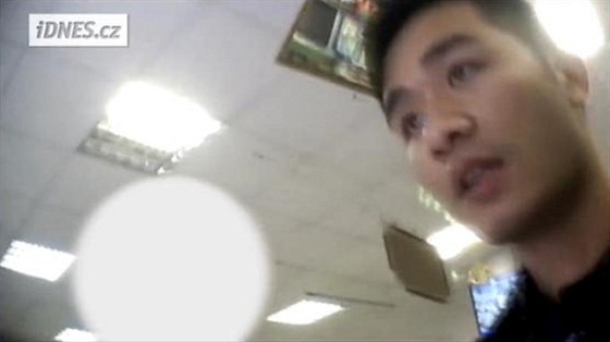 Vietnamec Chanh Bui Duy na záznamu ze skryté kamery, která kupení s hlasy v...
