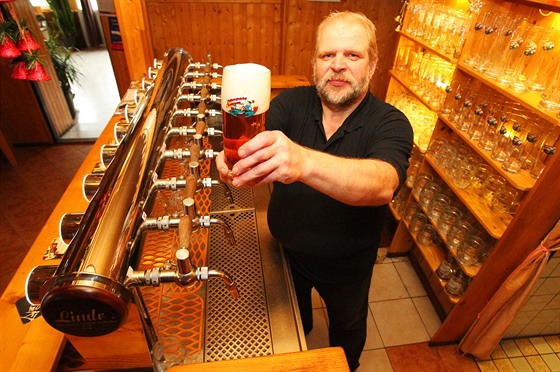 Svátení leák, který ukazuje Lubo Vorel, majitel Domácího pivovárku Velký...