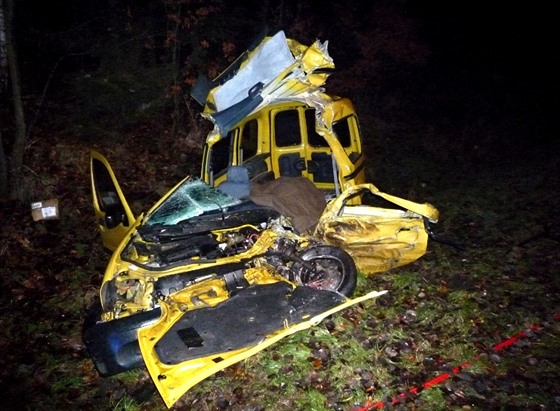 Náraz odhodil osobní auto do píkopu.