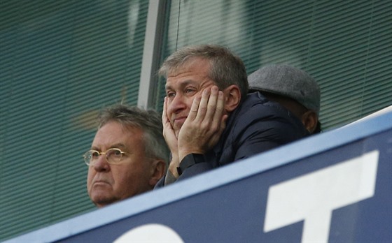 POD DOHLEDEM. Nový trenér Chelsea Guus Hiddink (vlevo) sledoval zápas proti...
