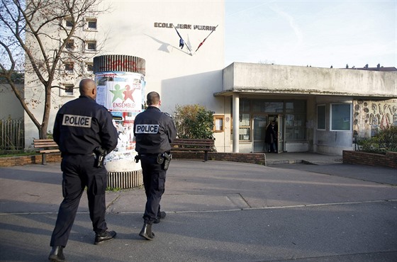 Policisté ped kolkou, kde maskovaný útoník pobodal jednoho z vychovatel...