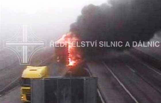 Hoící kamion na 160. kilometru dálnice D1 ve smru na Brno. (11. prosince 2015)