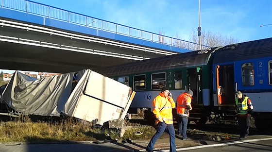 Kamion vjel na ervenou ped vlak, pi nárazu piel o návs