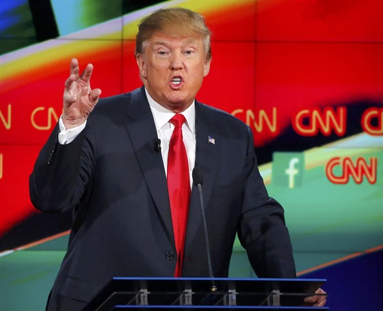 Donald Trump pi své projevu na debat republikán v Las Vegas (15. prosince...