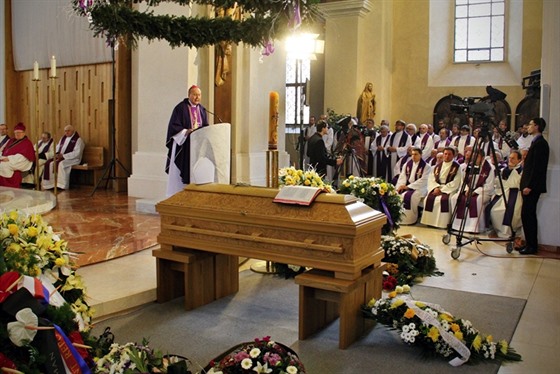 Poslední rozlouení s biskupem Jiím Paourem v  katedrála sv. Mikuláe v...