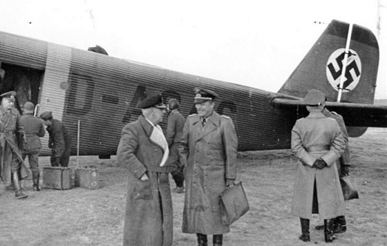 Wilhelm Canaris s Franzem Eccardem na letiti kdesi na východní front v roce...