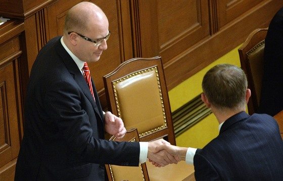 Premiér Bohuslav Sobotka (vlevo) a ministr financí Andrej Babi po schválení...