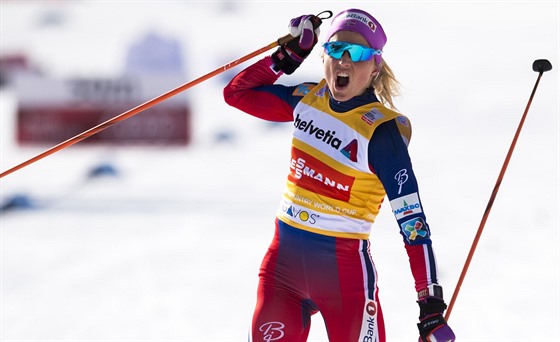 Therese Johaugová  slaví triumf v závodu na 15 kilometr v Davosu.