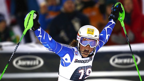 Petra Vlhová slaví triumf ve slalomu v Aare.