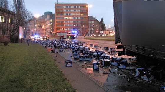 Na silnici se vysypaly pepravky s nealkoholickým pivem (9.12.2015).