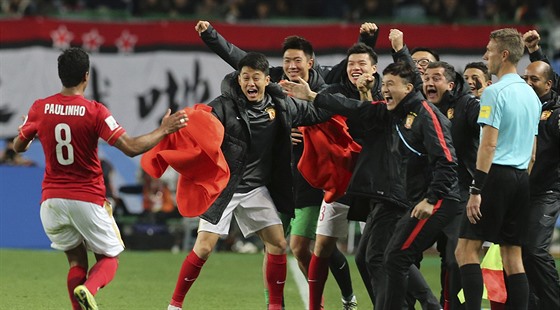 Fotbalisté ínského Kuang-ou Evergrande se radují z postupu do semifinále MS...