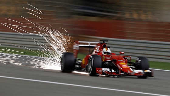 Sebastian Vettel letos v Bahrajnu. Za tuto fotografii získal Jií Kenek cenu Zlaté oko.