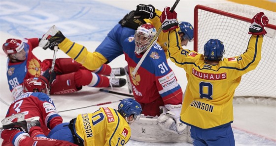 védský hokejista Andreas Johnson (vpravo) se raduje z gólu v duelu s Ruskem.