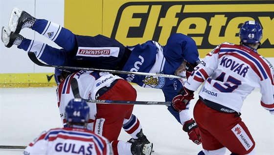 esk hokejista Jakub Jebek zastavuje finskho soupee Artturiho Lehkonena....