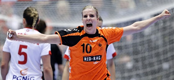 Nizozemská házenkáka Danick Snelderová se raduje z gólu v semifinálovém duelu...