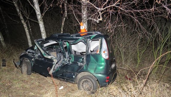 Po sráce toyoty s náklaákem poblí Lipníku nad Bevou skonilo osobní auto...