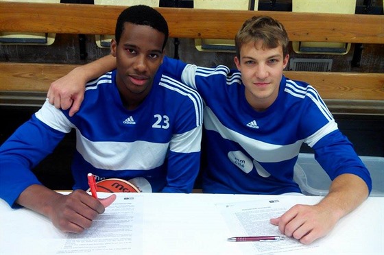 Brnntí basketbalisté Andell Cumberbatch (vlevo) a Jan Kozina podepisují...