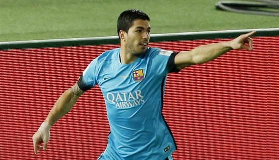 Luis Suarez z Barcelony oslavuje jeden ze svých tí gól proti ínskému...