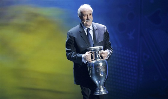 panlský kou Vicente del Bosque s trofejí pro vítzný tým Eura 2016